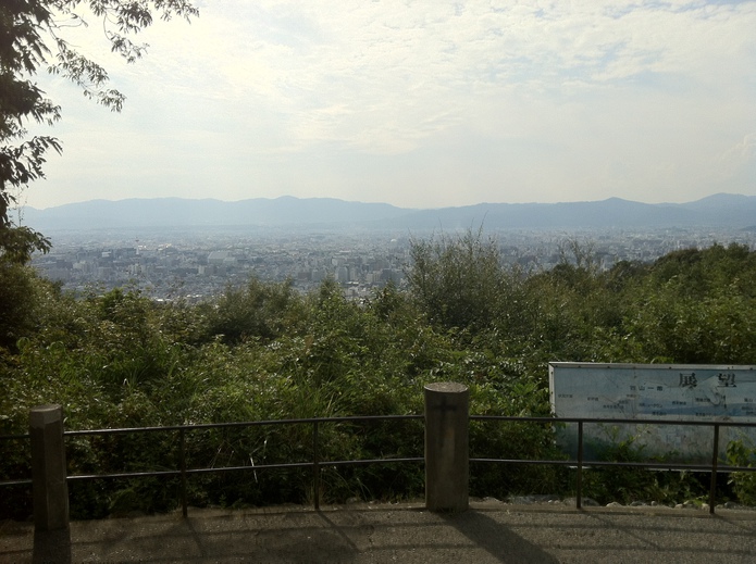 京都盆地を展望