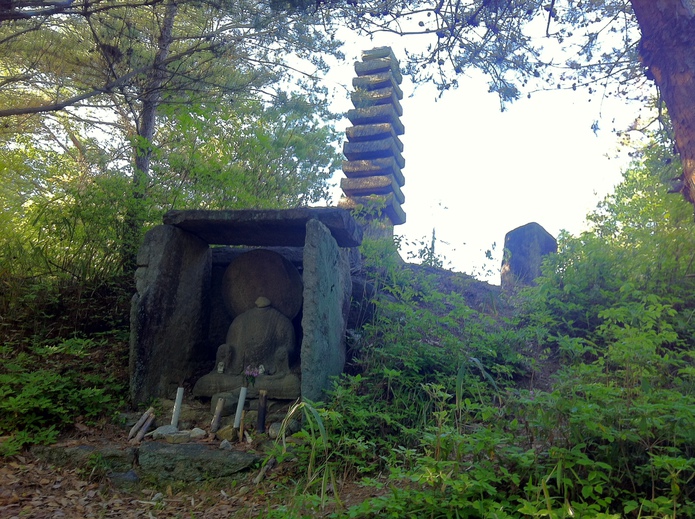 石龕仏と牛塚十三重石塔