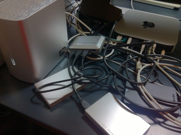 Mac mini につながれた外付けHDDたち。
