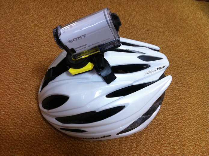 SONY の アクションカム HDR-AS100V を自転車用ヘルメットの真上に取り付ける方法！